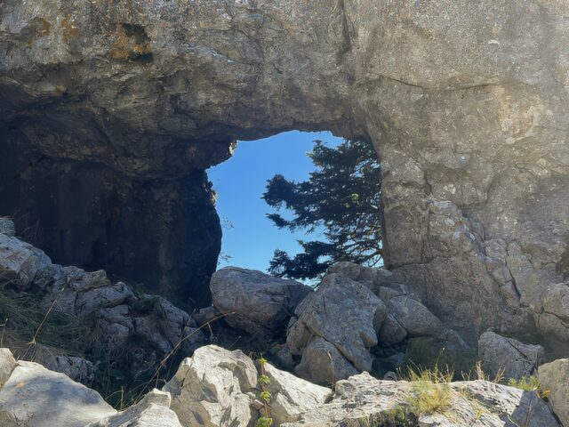 Η αψίδα στο Τρύπιο Λιθάρι, κοιτώντας προς τη Θεσσαλική πεδιάδα στα ανατολικά.